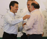 El Presidente Licenciado Enrique Peña Nieto, ante la presencia del señor Gobernador del Estado de Querétaro, Licenciado José Calzada Rovirosa, entregó la Medalla Presidencial al Mérito Ganadero 2013, a Don Eduardo Martínez Urquidi, Ganadero de “Los Encinos”