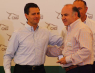 El Presidente Licenciado Enrique Peña Nieto, ante la presencia del señor Gobernador del Estado de Querétaro, Licenciado José Calzada Rovirosa, entregó la Medalla Presidencial al Mérito Ganadero 2013, a Don Eduardo Martínez Urquidi, Ganadero de “Los Encinos”